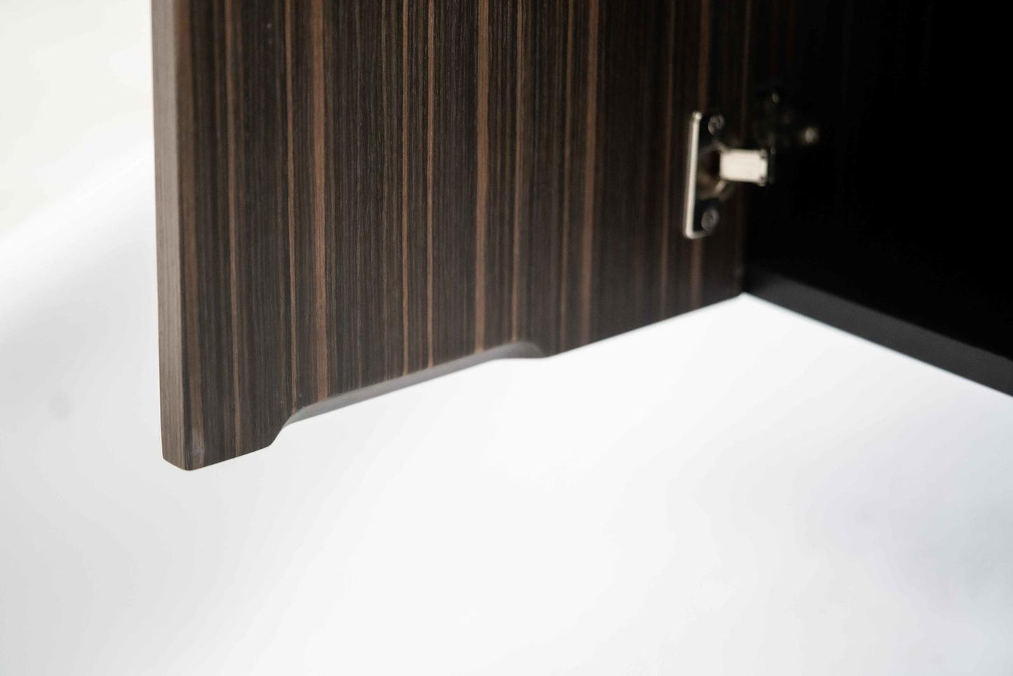 TV-Ständer aus schwarzem Ebenholz, 400 cm x 1800 cm, H. 450 cm