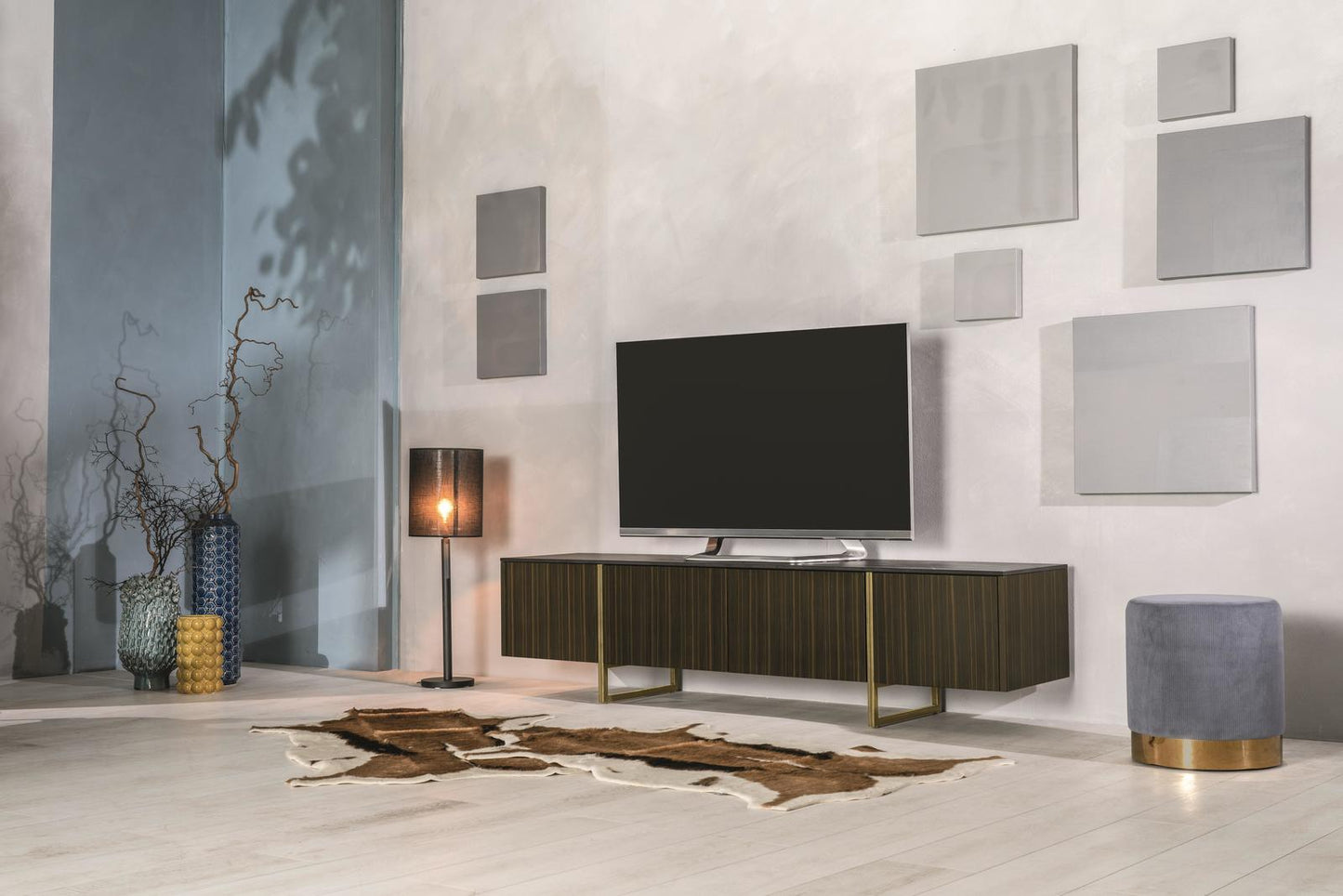 TV-Ständer aus schwarzem Ebenholz, 400 cm x 1800 cm, H. 450 cm