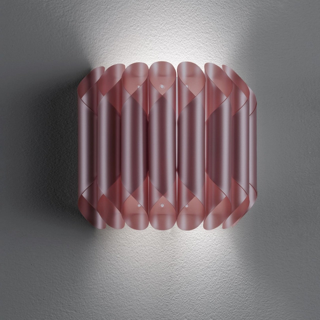 Rosafarbene Wandleuchte aus Metall in den Maßen 32 x 16 x 30 h