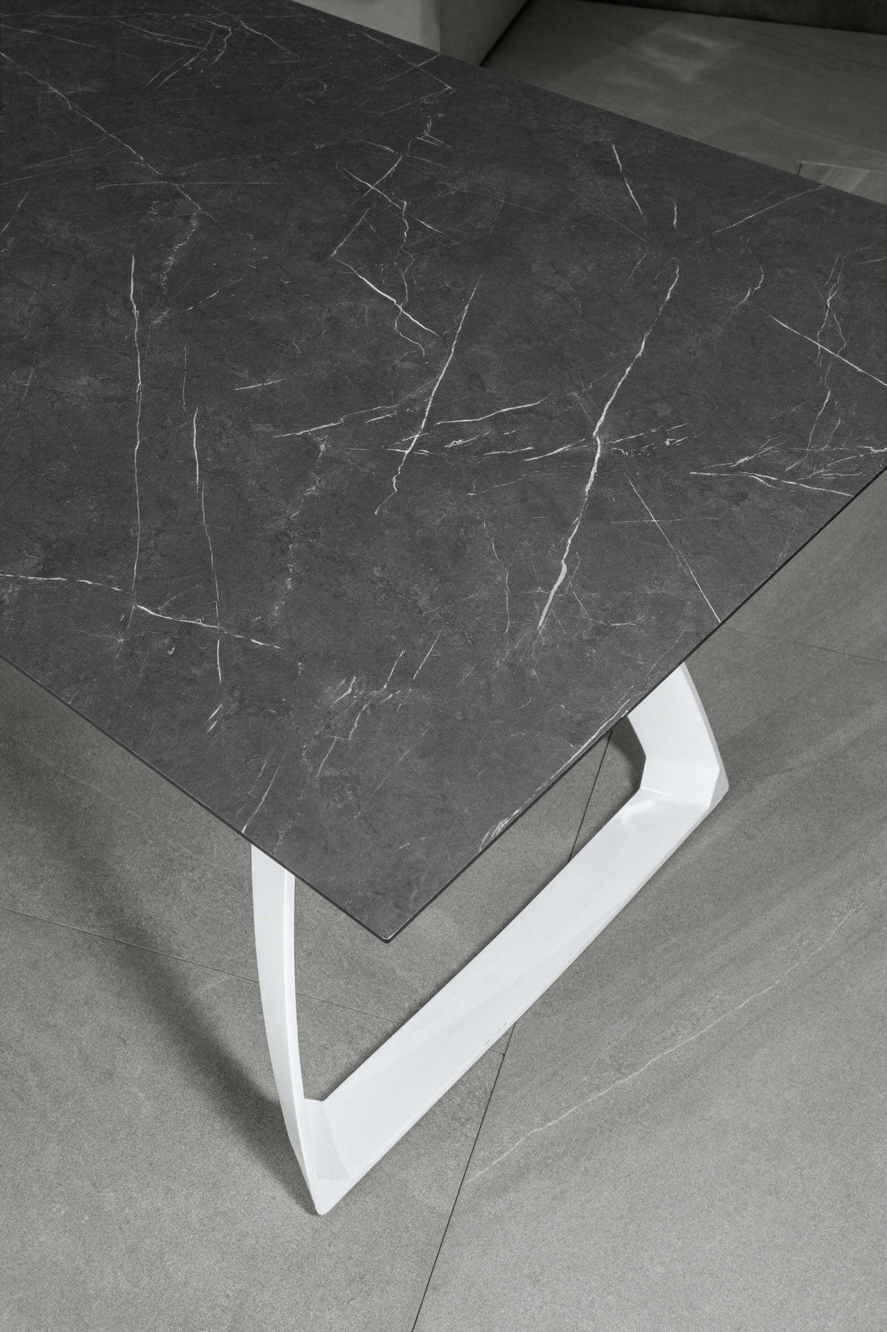 Ausziehbarer Tisch mit Aluminiumbeinen und schwarzer Platte 170/270x90x76h cm