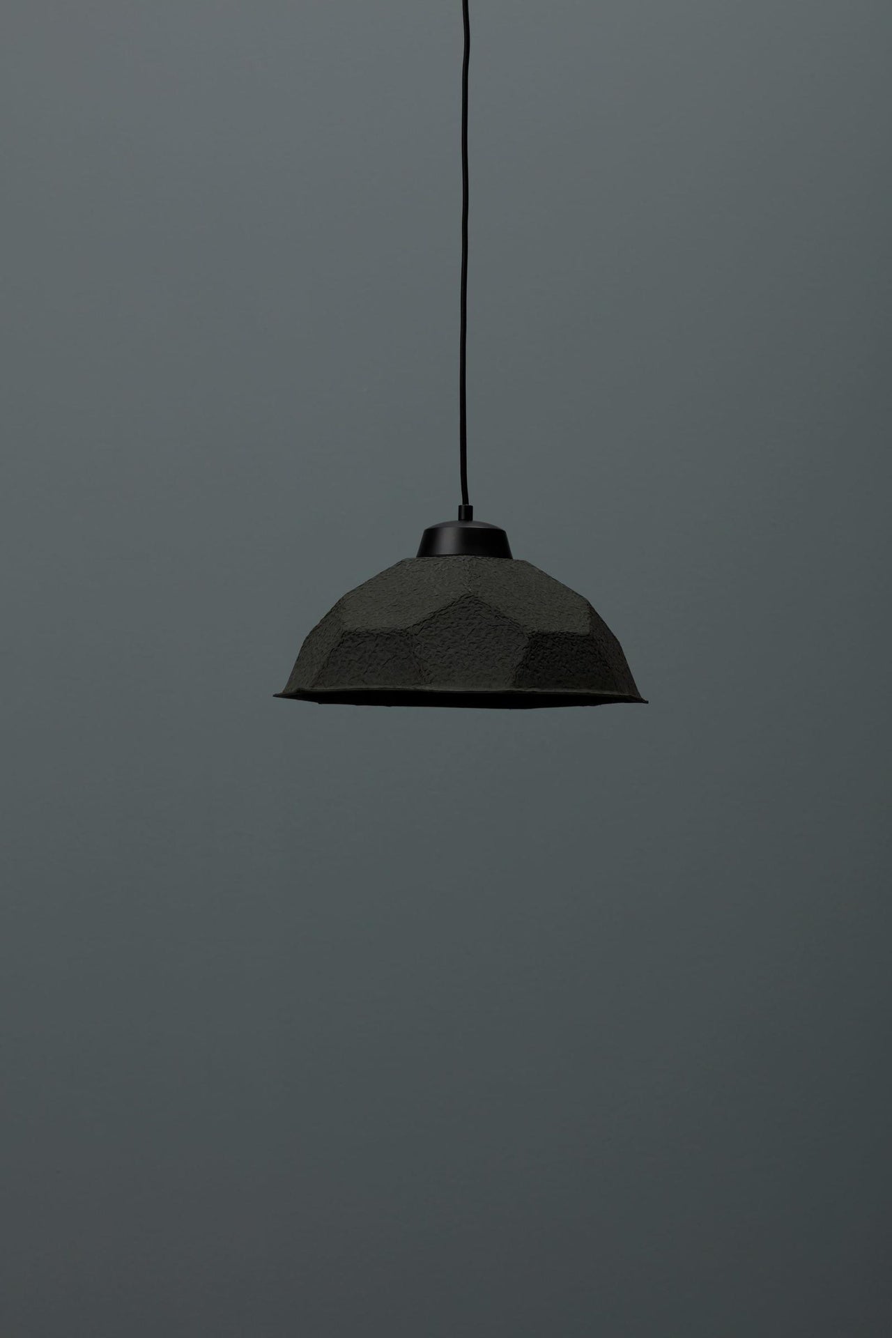 Hängelampe mit schwarzem Lampenschirm aus recyceltem Karton, D35xT35x160h cm