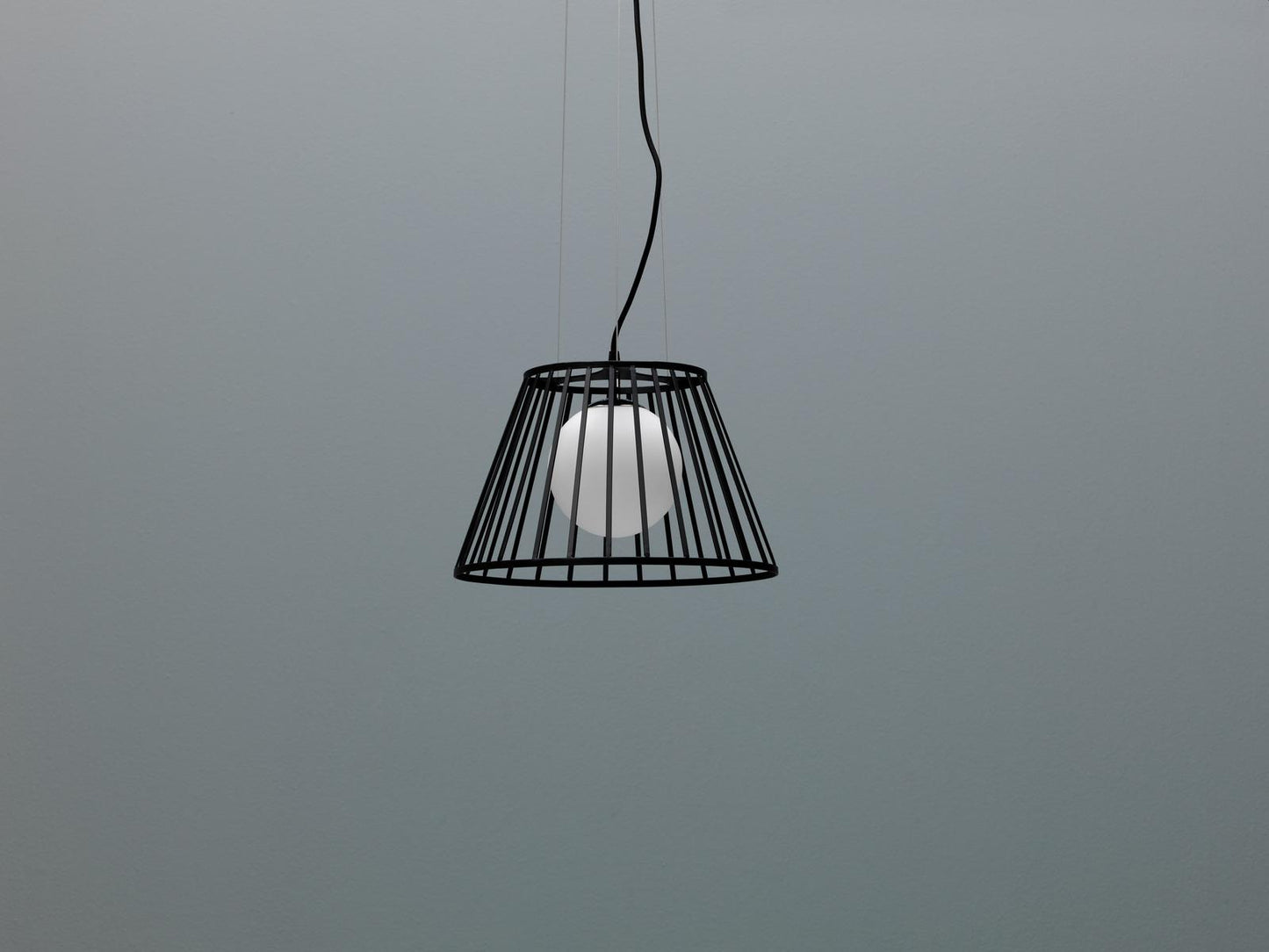 Pendelleuchte aus Metall mit schwarzem Lampenschirm D25/35xD20/35x120h cm