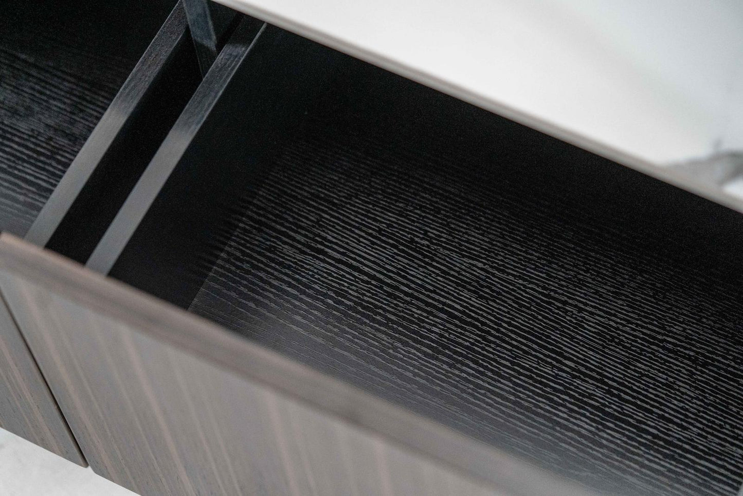 TV-Ständer aus schwarzem Ebenholz, 400 cm x 1800 cm, H. 450 cm