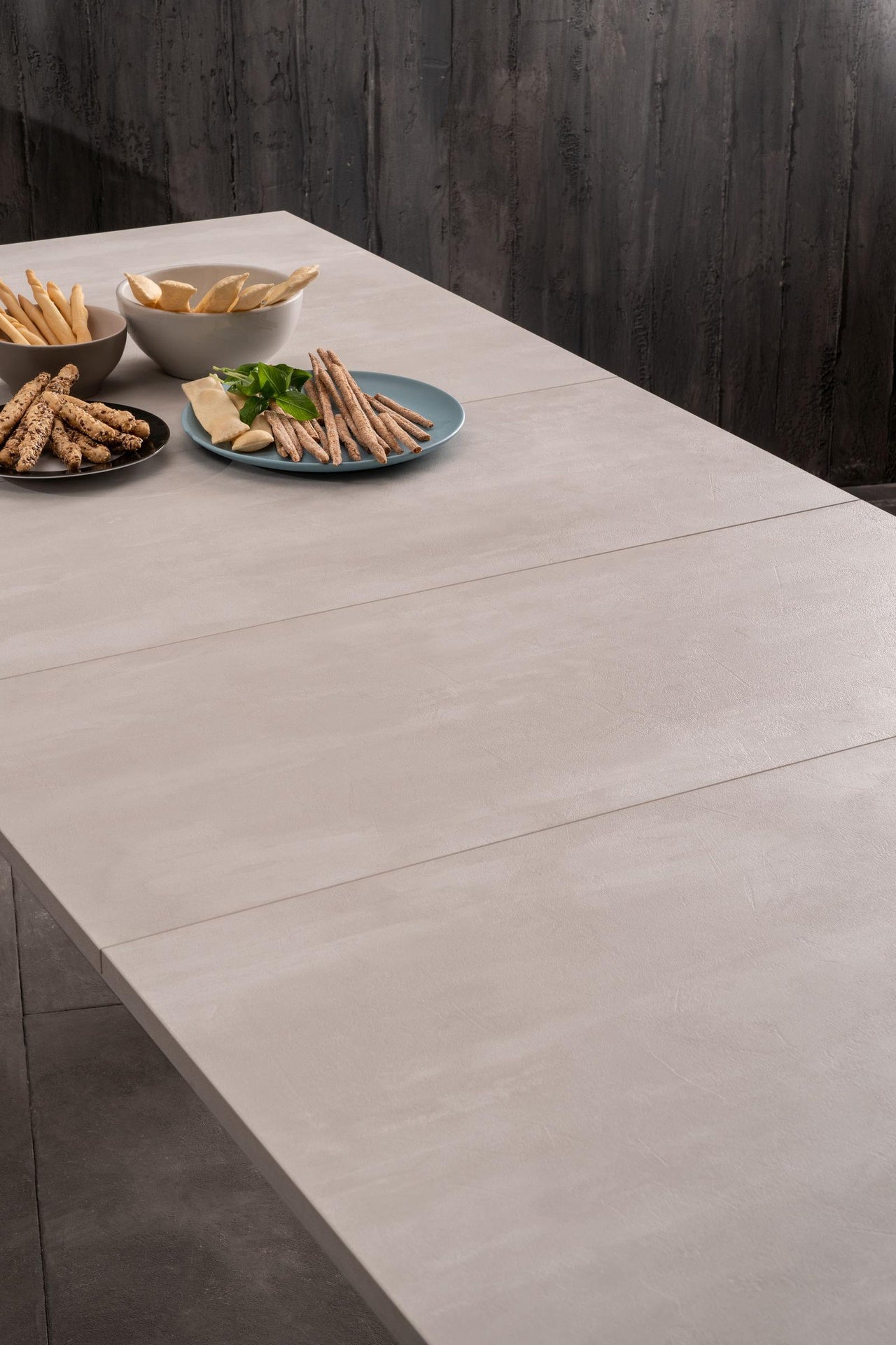 Ausziehbarer schwarz-weißer Betontisch 90 cm x 156-316 cm H. 76 cm