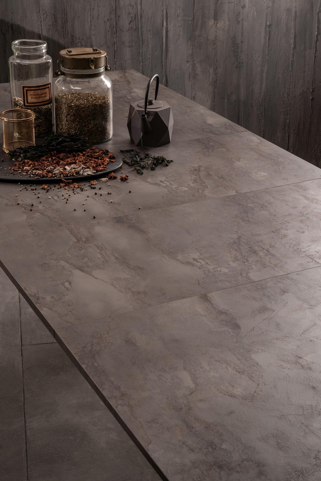 Ausziehbarer Tisch aus grauem Metall und weißem Beton, 80 cm x 130–290 cm, H. 76 cm