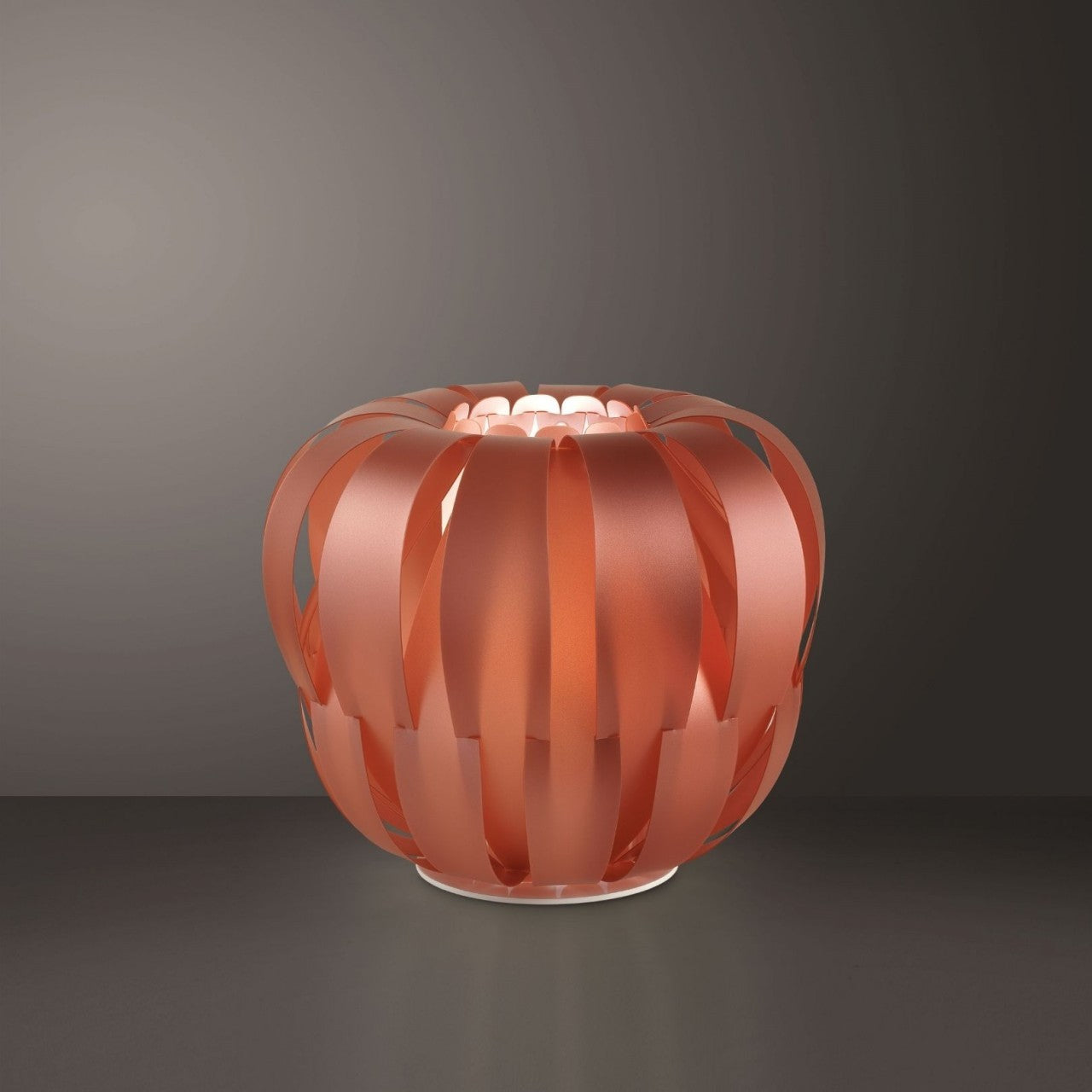 Kupfer-Stehlampe aus weißem Metall, Durchmesser 60 x 55 cm