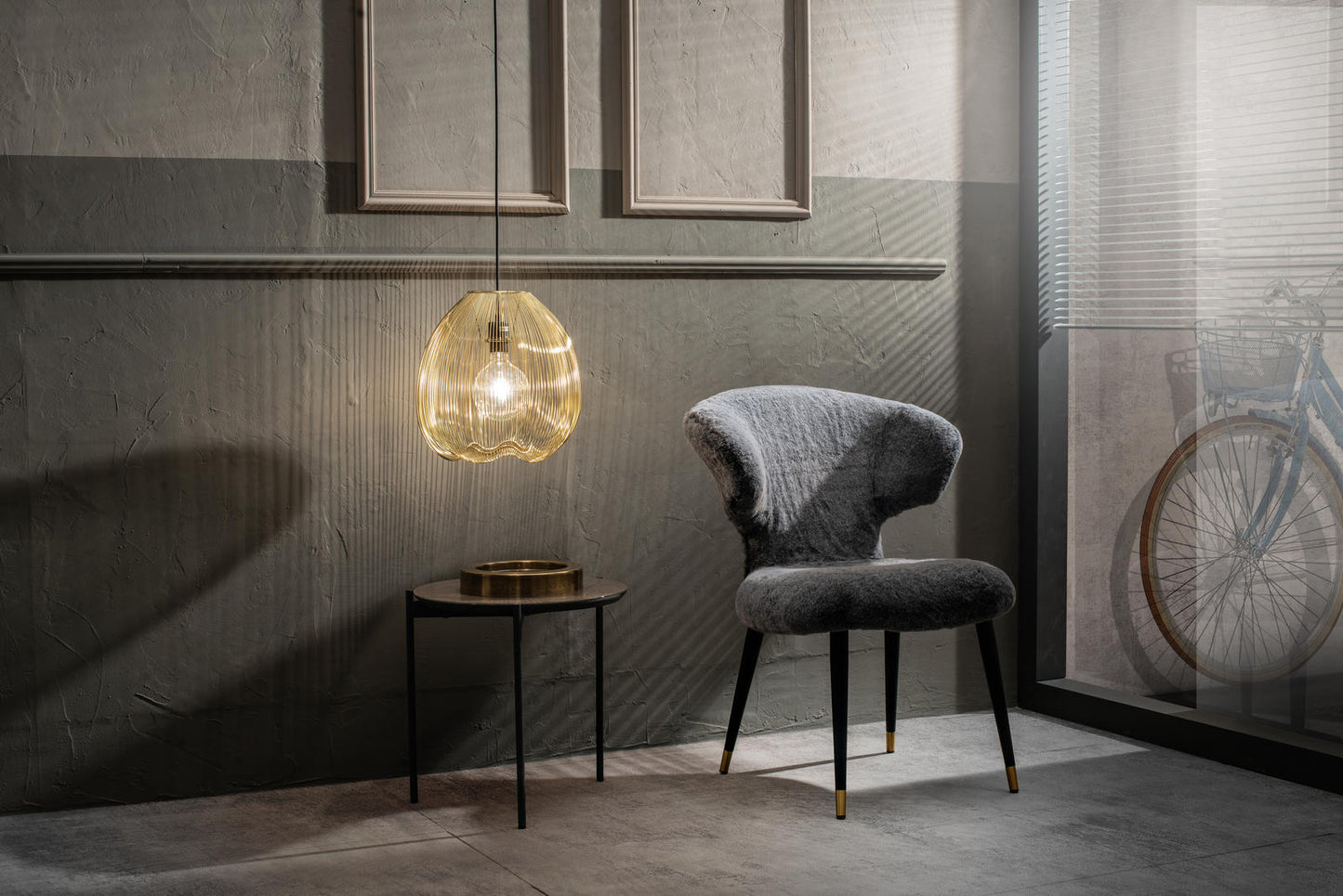 Grauer Faux Pelz Sessel und schwarz/gold Beine