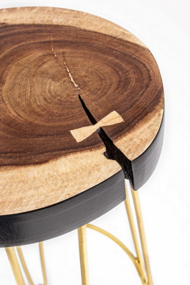 Goldfarbener Barhocker aus Holz im Atmosphäre-Stil