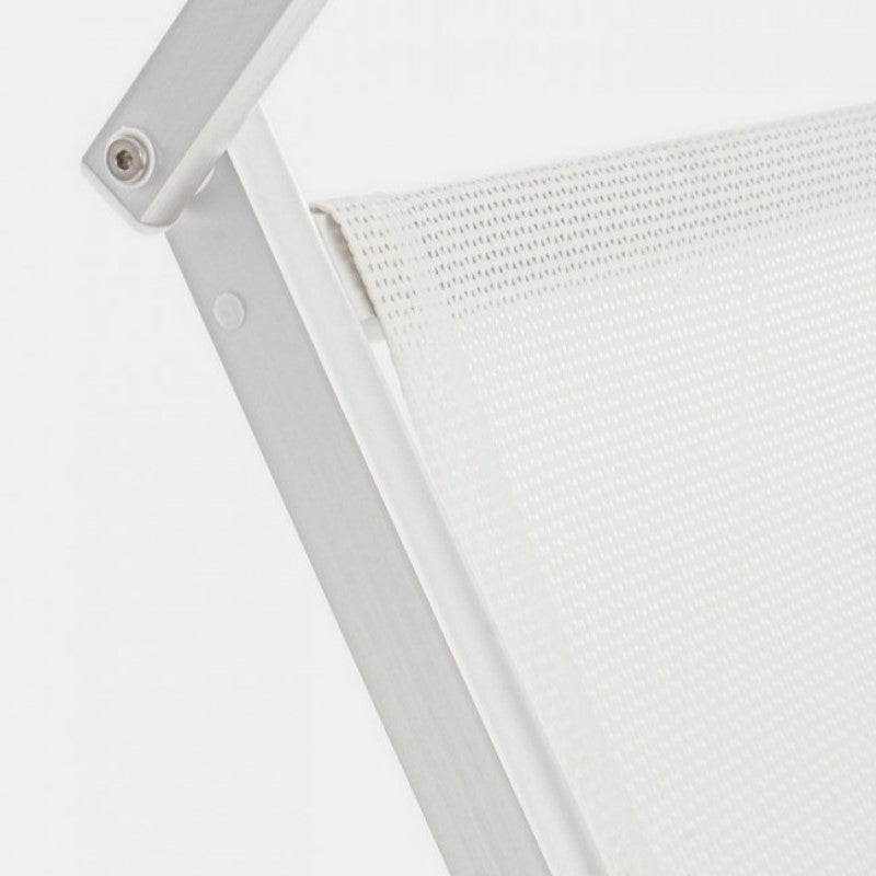 Weiße Sonnenliege für den Außenbereich