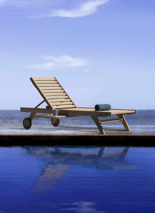 Sonnenliege mit Teakholzrädern