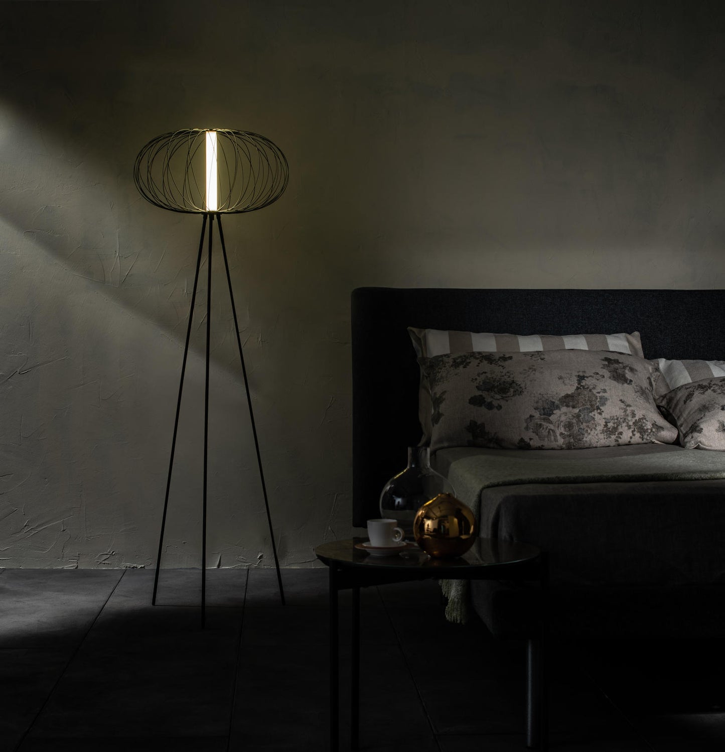 Stahlbodenlampe mit schwarzer Lucido 50x50x150h-cm-Paralumen