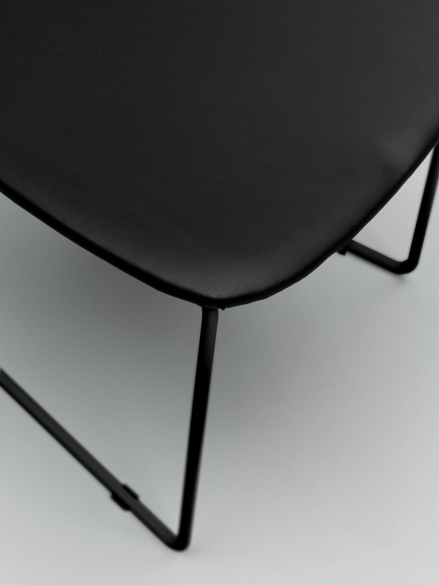 2x Kunstlederstuhl und schwarzer Sitz 47,5x45,5x89h cm