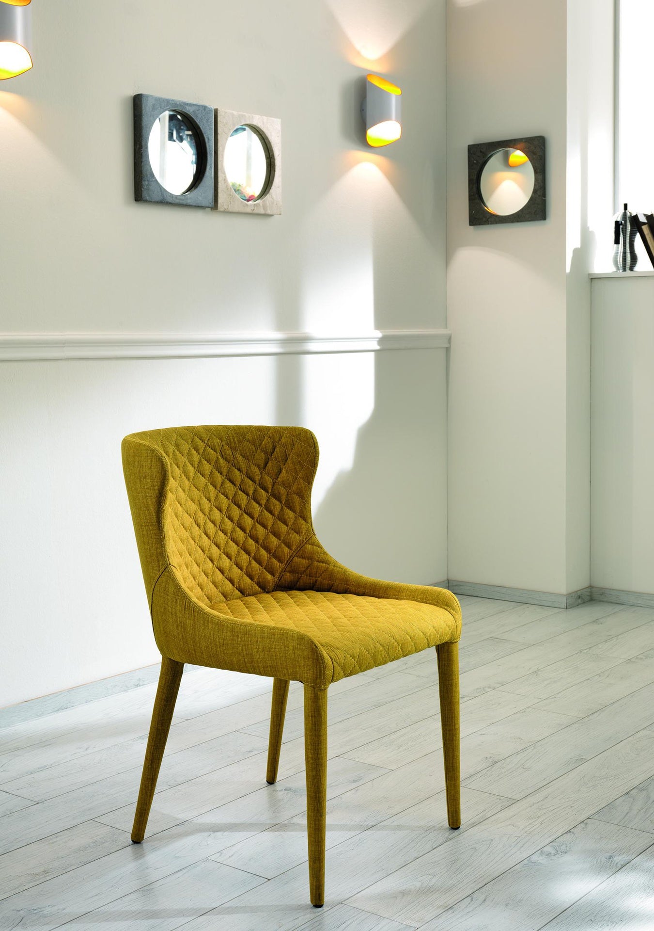 Stuhl aus gelbem Stoff 58x50,5x83h cm