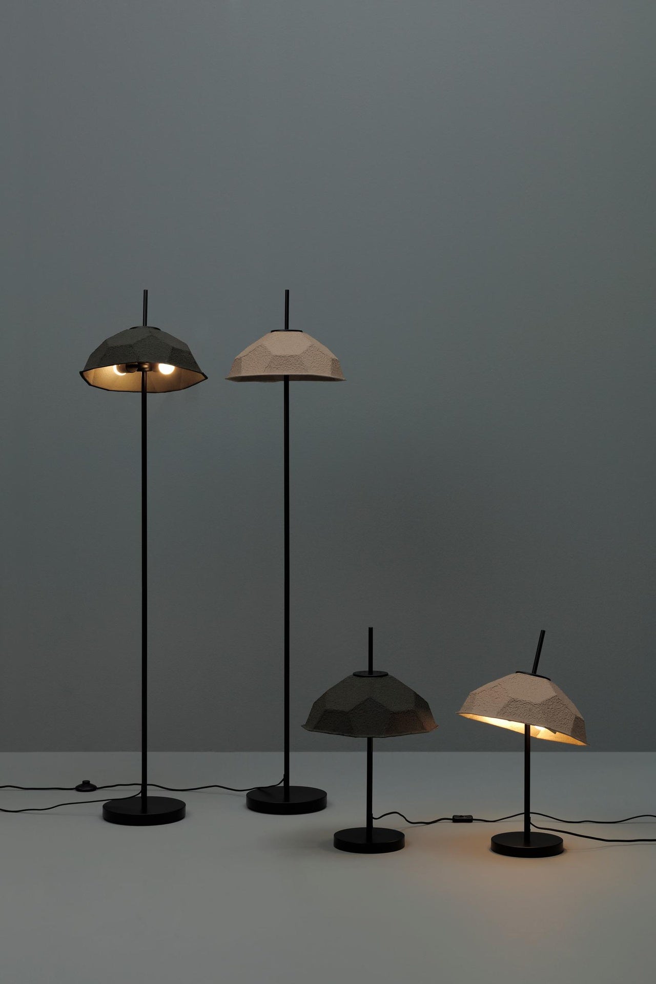 Lampenschirm für Tischlampe aus taubengrauem Recyclingkarton, D37xT37x60h cm