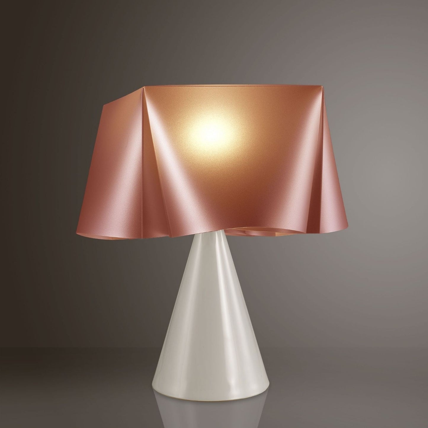Kupferkegel-Tischlampe aus Kunststoff cm. 28 x 32h