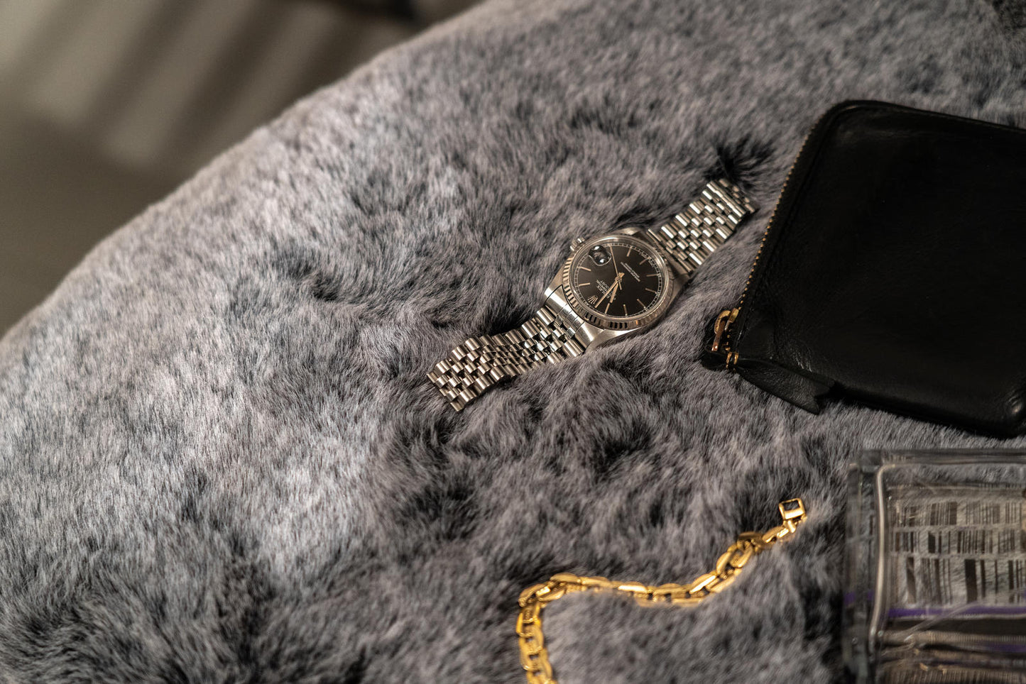 Grauer Faux Pelz Sessel und schwarz/gold Beine