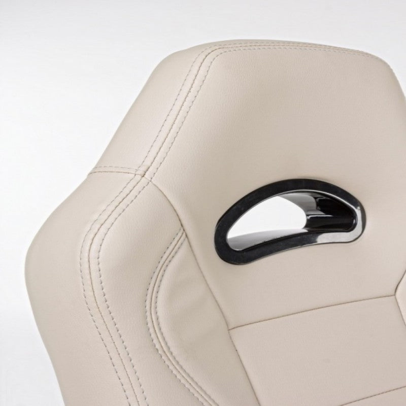 Poltrona, beschichtet mit der Haut Boneville Beige