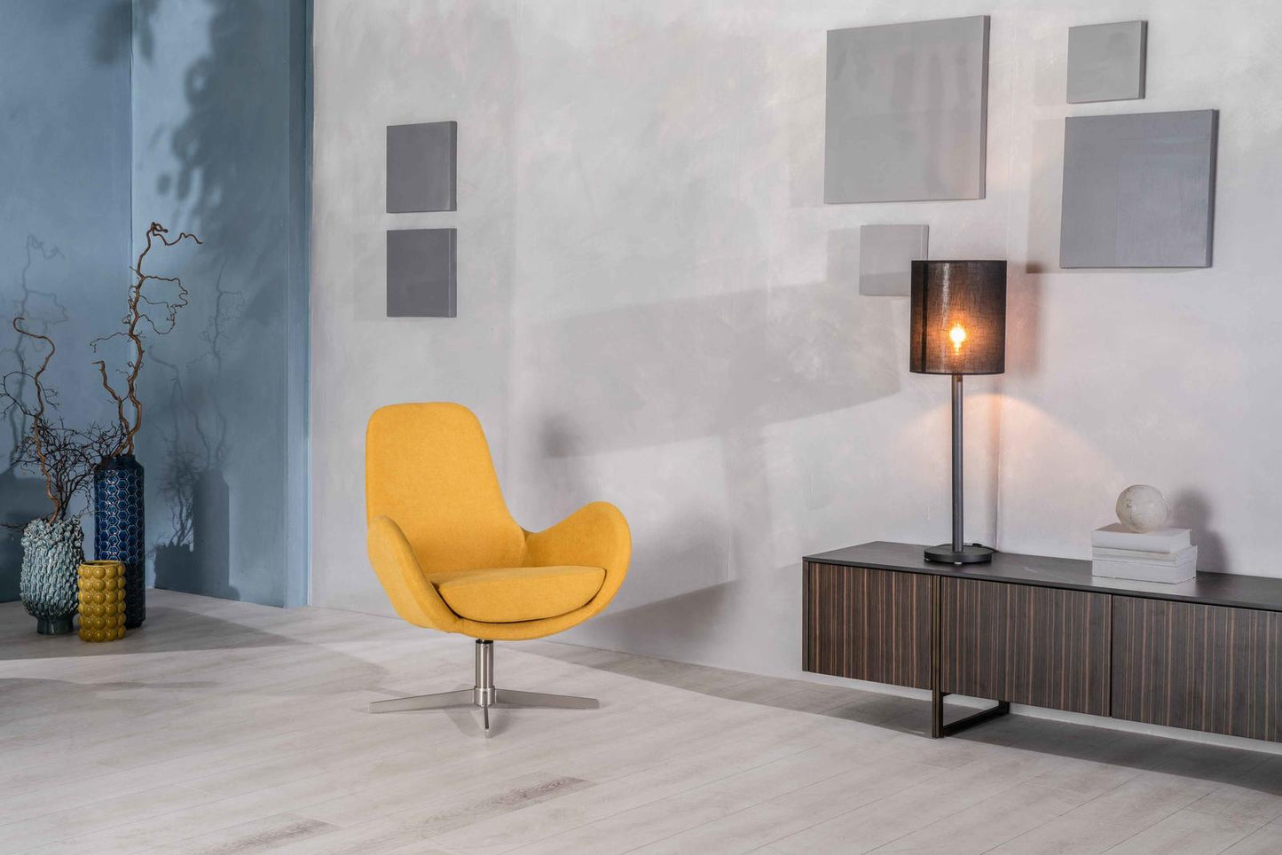 Drehsessel gelb 64 cm x 72 cm H. 42 cm