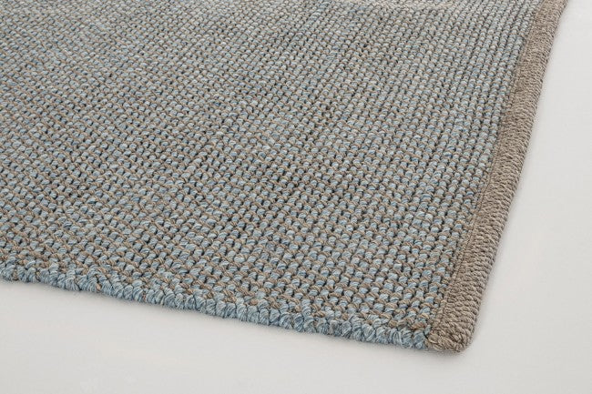 Blauer Outdoor-Teppich aus handgefertigter Kunstfaser 170x240
