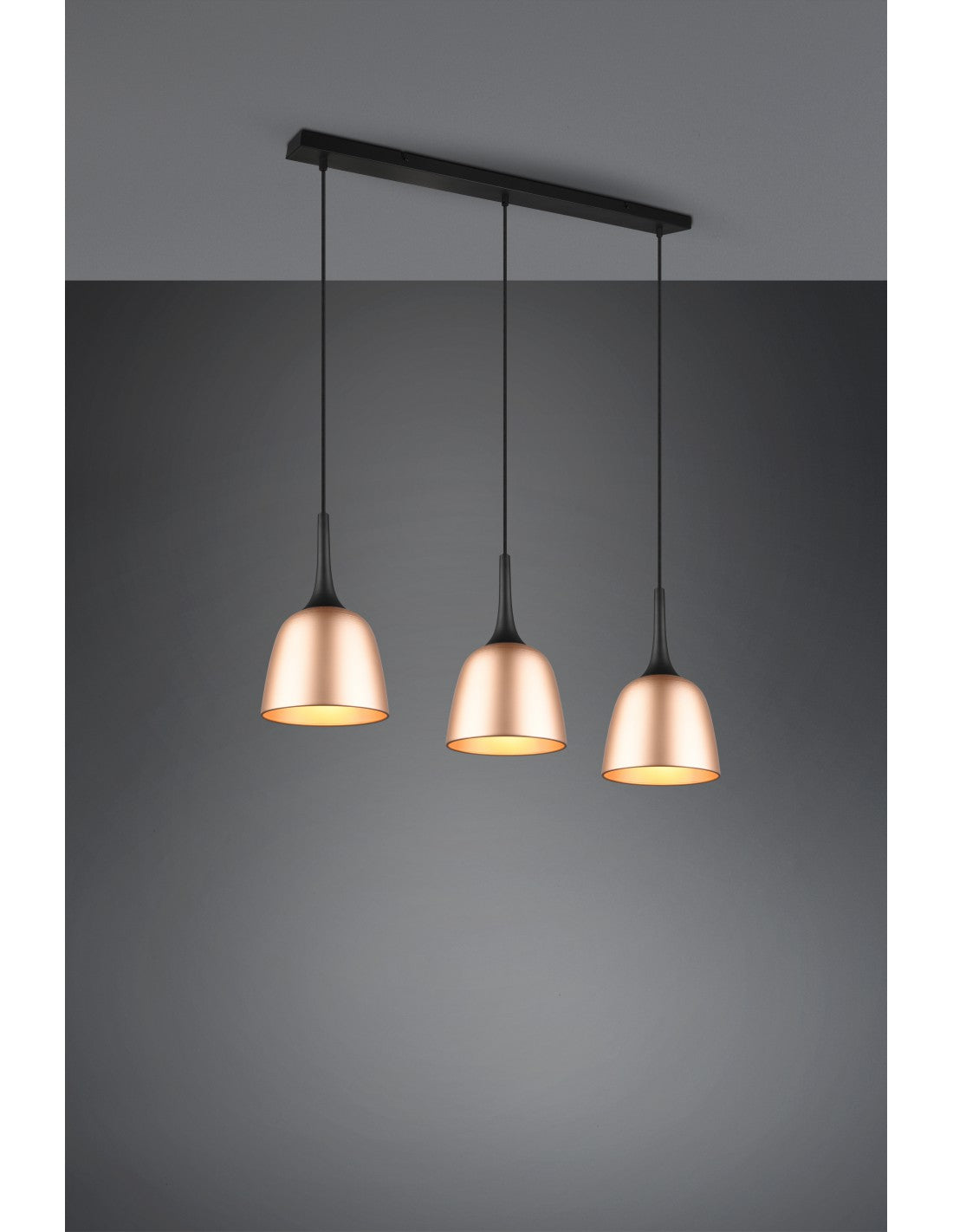 Linearer Kronleuchter mit 3 hängenden Messinganhängern Chiron Trio Lighting