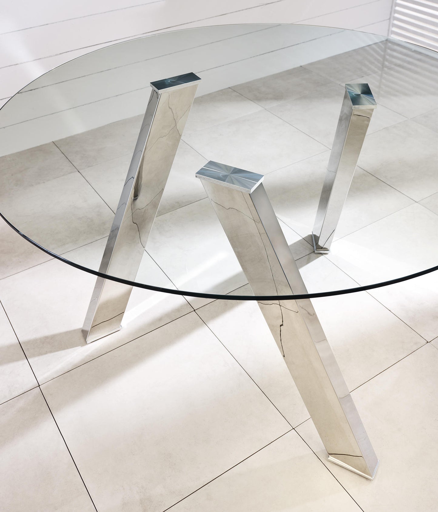Fester Tisch aus transparentem Hartglas 120x75h cm