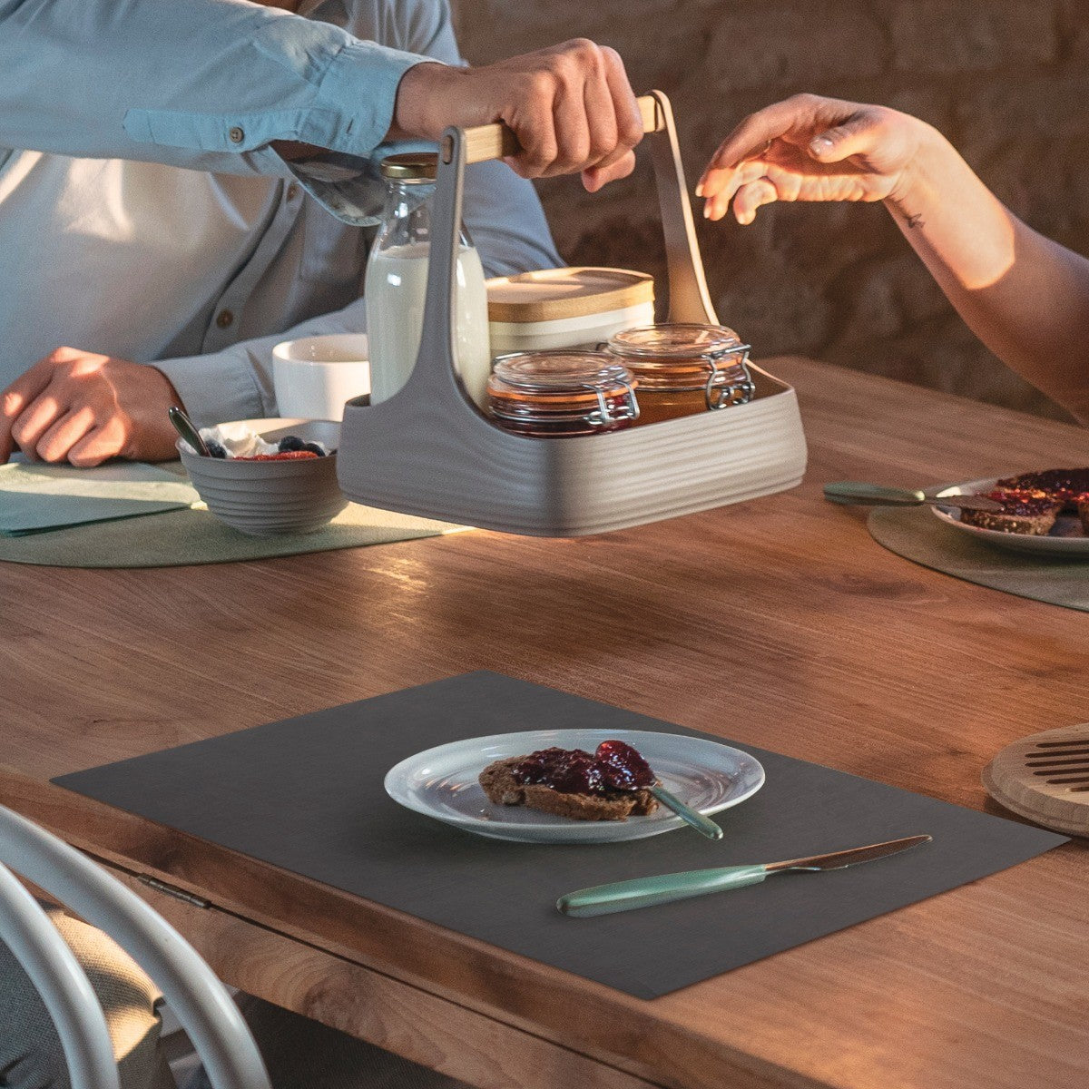 Doppelseitiges Tischset aus Naturholzkohle