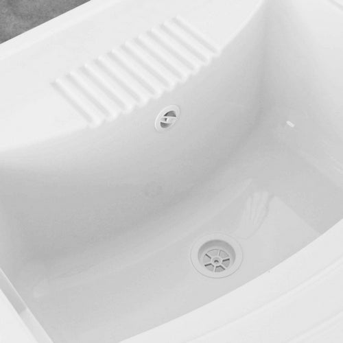 Waschraum mit PVC-Schrank und Tisch