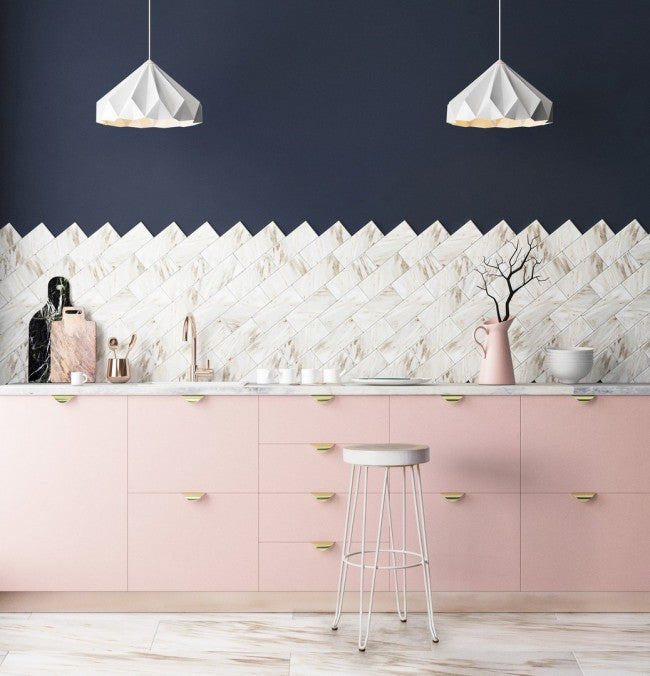 Weißer Barhocker aus Holz im natürlichen Stil