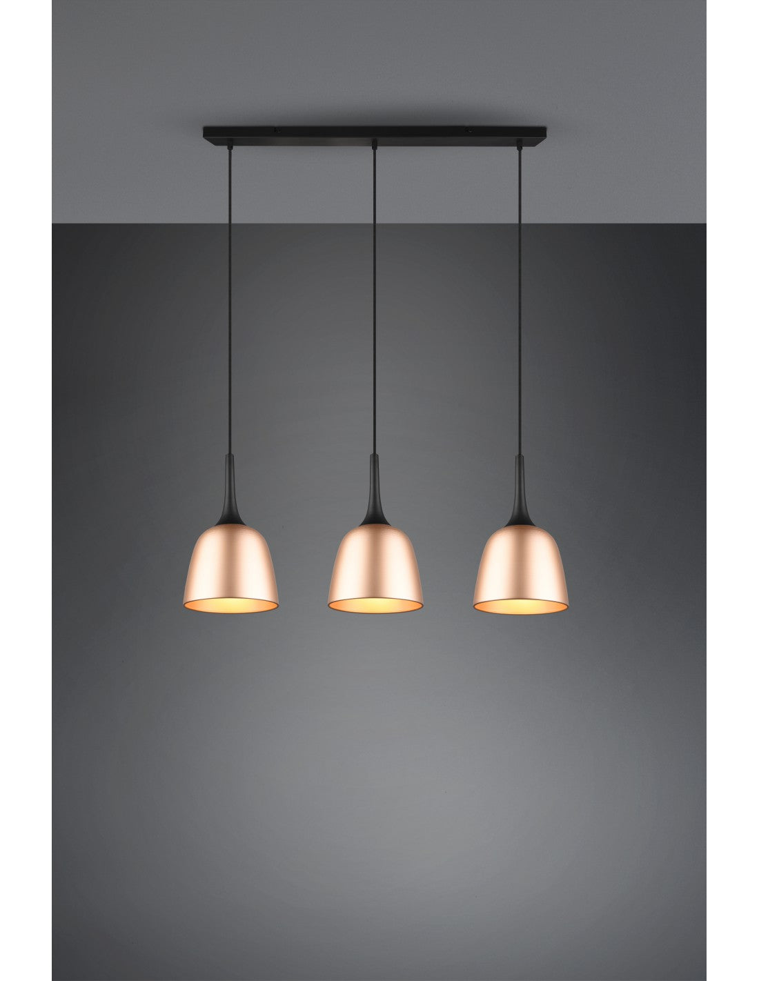 Linearer Kronleuchter mit 3 hängenden Messinganhängern Chiron Trio Lighting