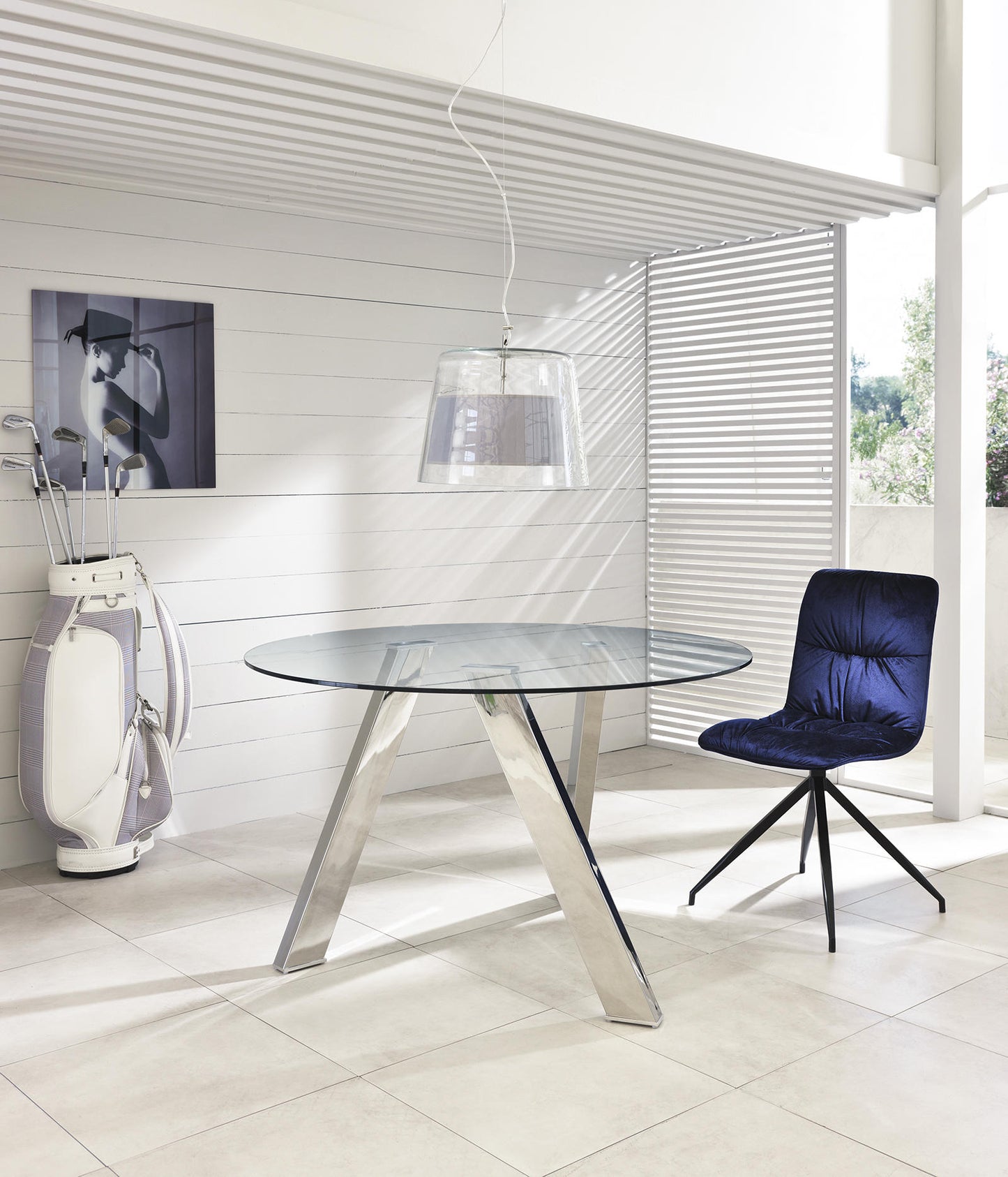 Fester Tisch aus transparentem Hartglas 120x75h cm